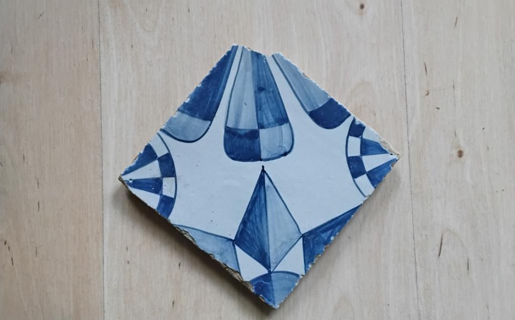 Art Deco tegel 13x13 cm, blauw-wit, circa 1920, Antiek en Kunst, Antiek | Wandborden en Tegels, Ophalen
