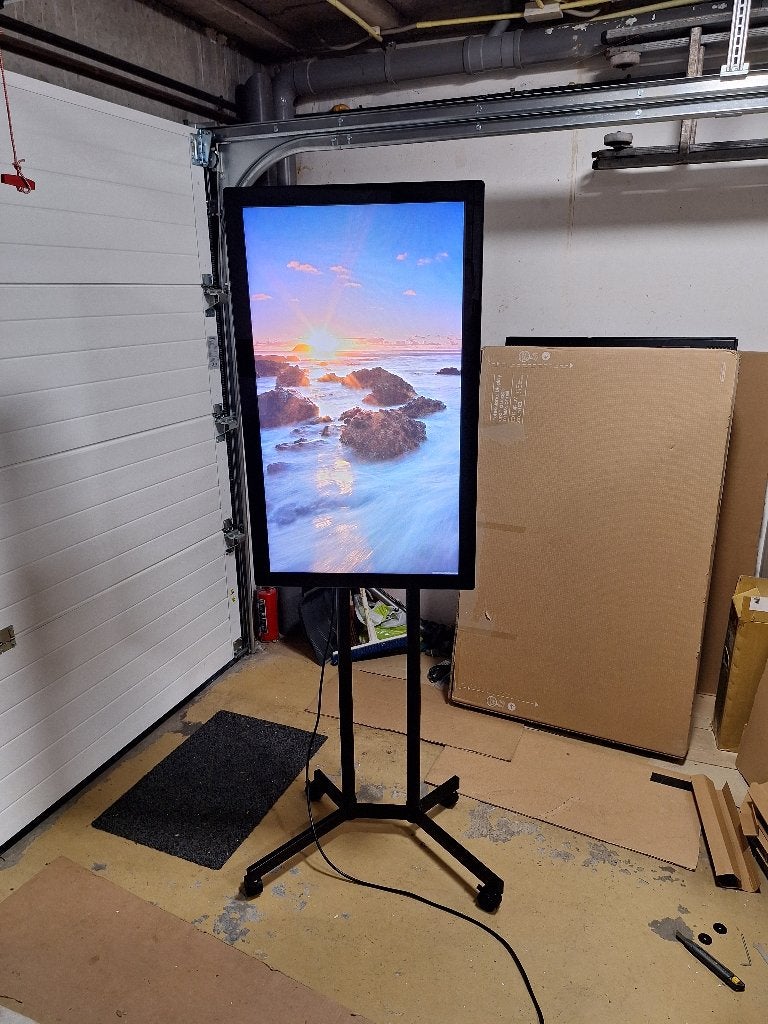 32 EN 40 INCH SCHERMEN MET WINKELOMBOUW RETAIL DISPLAY b, Audio, Tv en Foto, Fotografie | Professionele apparatuur, Ophalen, Zo goed als nieuw