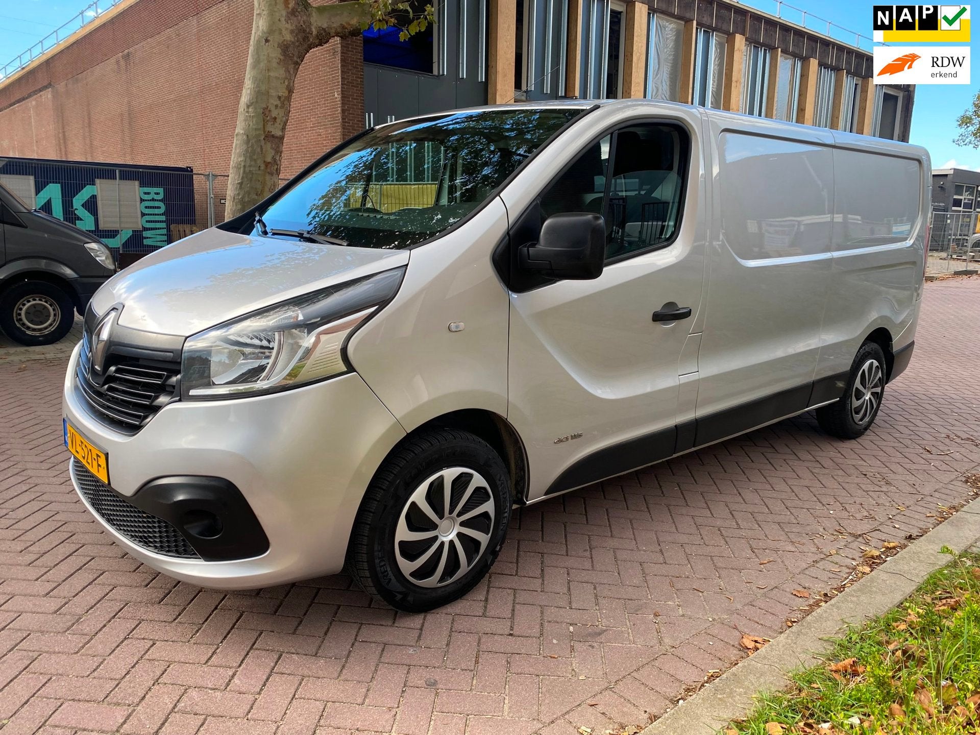 Renault Trafic 1.6 dCi T29 L2H1 / Airco / Navigatie / Cruise, Voorwielaandrijving, Euro 5, Gebruikt, Zwart