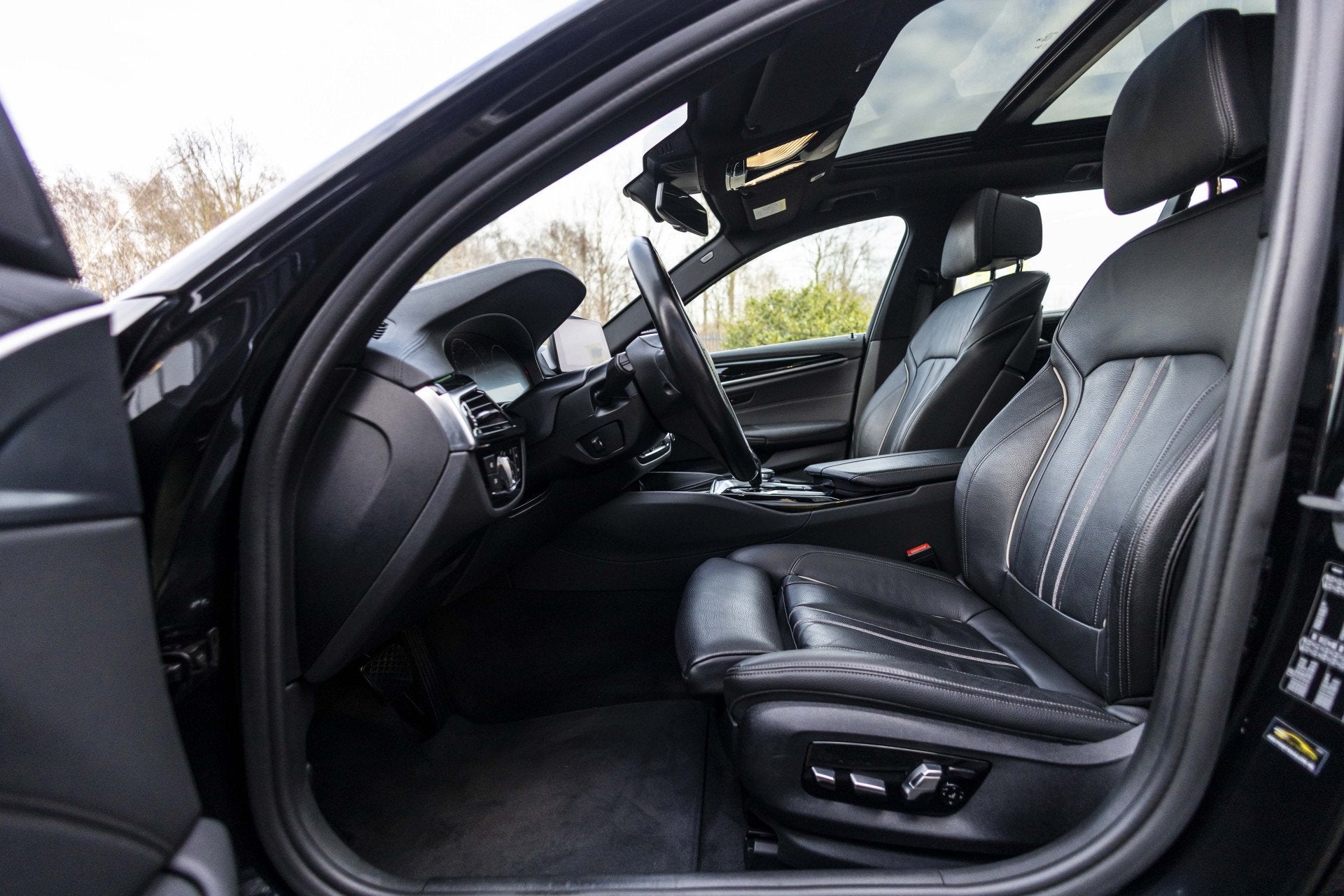 Foto 25 van BMW 5 Serie Touring 520i High Executive