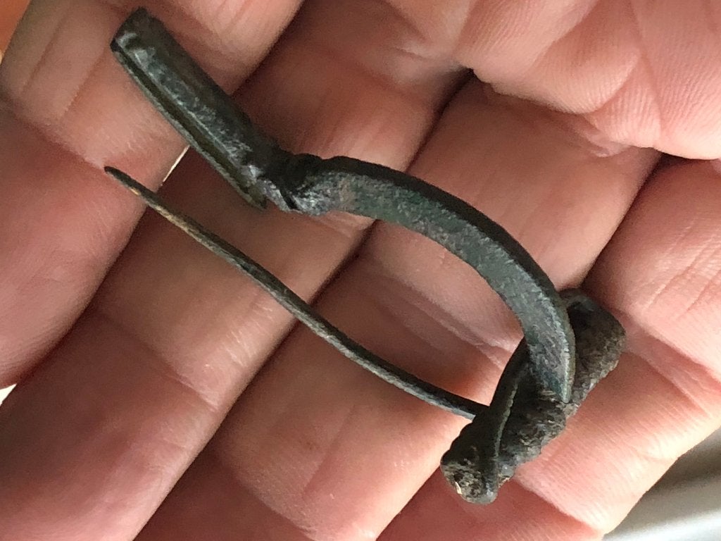 Romeinse beugel-veer FIBULA bodemvondst mantelspeld elegant!, Ophalen of Verzenden, Brons