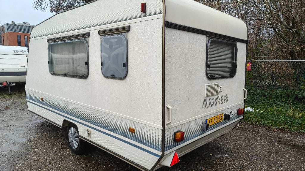 ADRIA UNICA 4153 CE 1990 - Lichtgewicht Caravan met Vast Bed, Treinzit, 750 - 1000 kg, Particulier, Adria