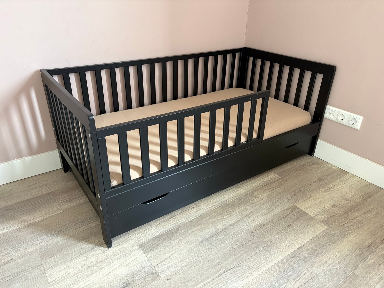 Zwart kinderbed Petit Amelie Plume 140x70 cm met lade, Ophalen, Zwart, 190 cm of minder, Zo goed als nieuw