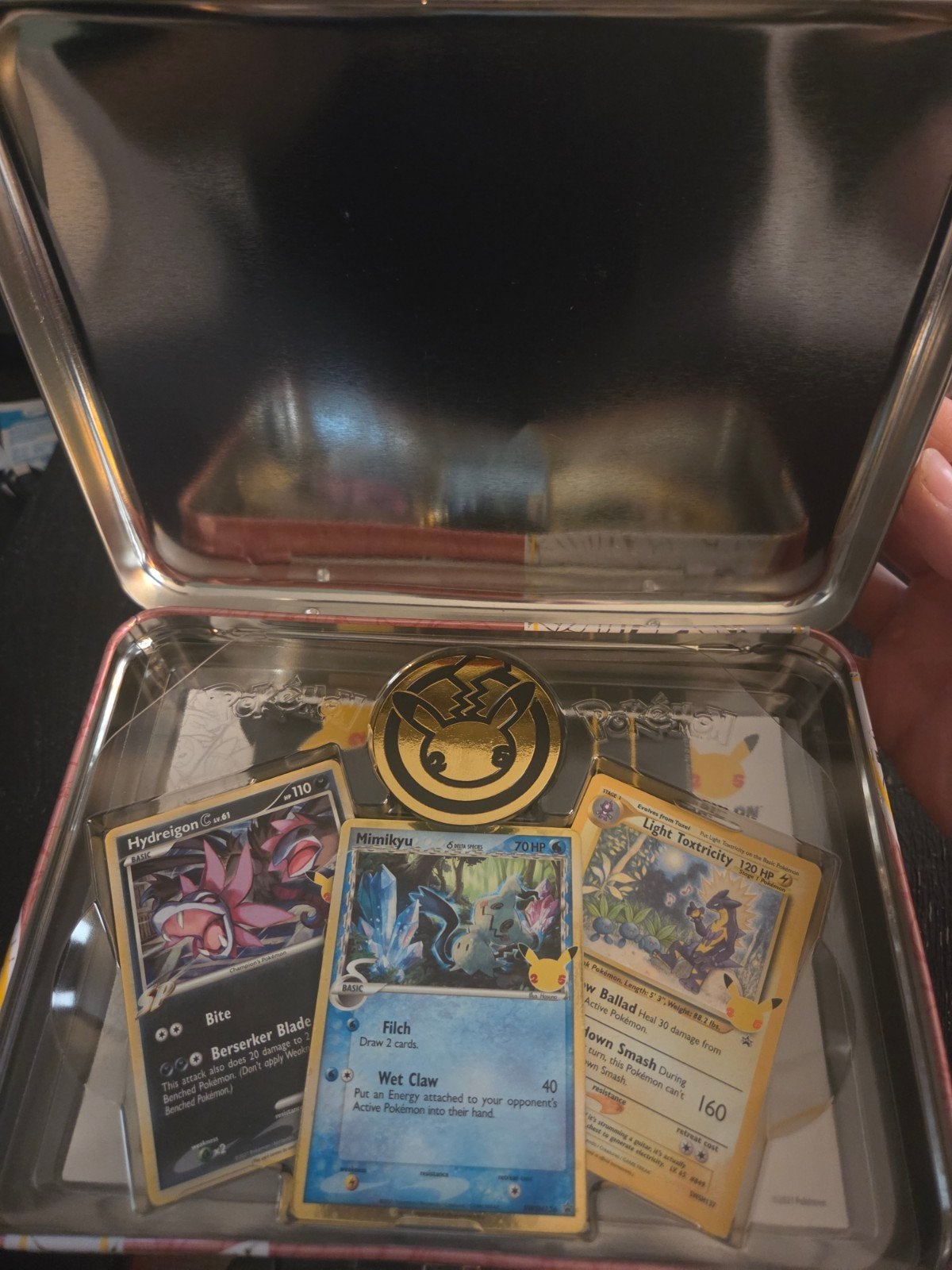 Pokémon Celebrations Tin met promo's en munt, Hobby en Vrije tijd, Ophalen of Verzenden, Zo goed als nieuw, Meerdere kaarten