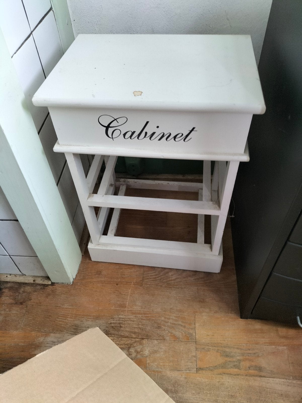 Wit houten bijzettafeltje / nachtkastje met 'Cabinet', Minder dan 55 cm, Gebruikt, Rechthoekig, Hout