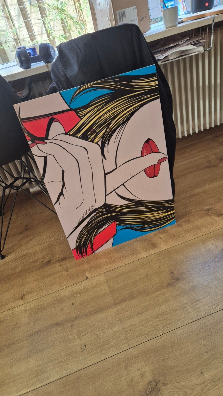 IKEA Poster Pop Art Stijl - Vrouw met vinger op lippen, Huis en Inrichting, Ophalen, 50 – 75, Zo goed als nieuw, Foto of Poster