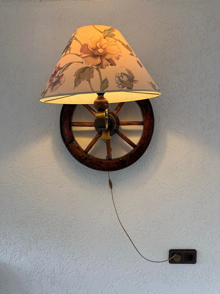 Wandlamp met wagenwiel en bloemenkap, Ophalen of Verzenden, Zo goed als nieuw