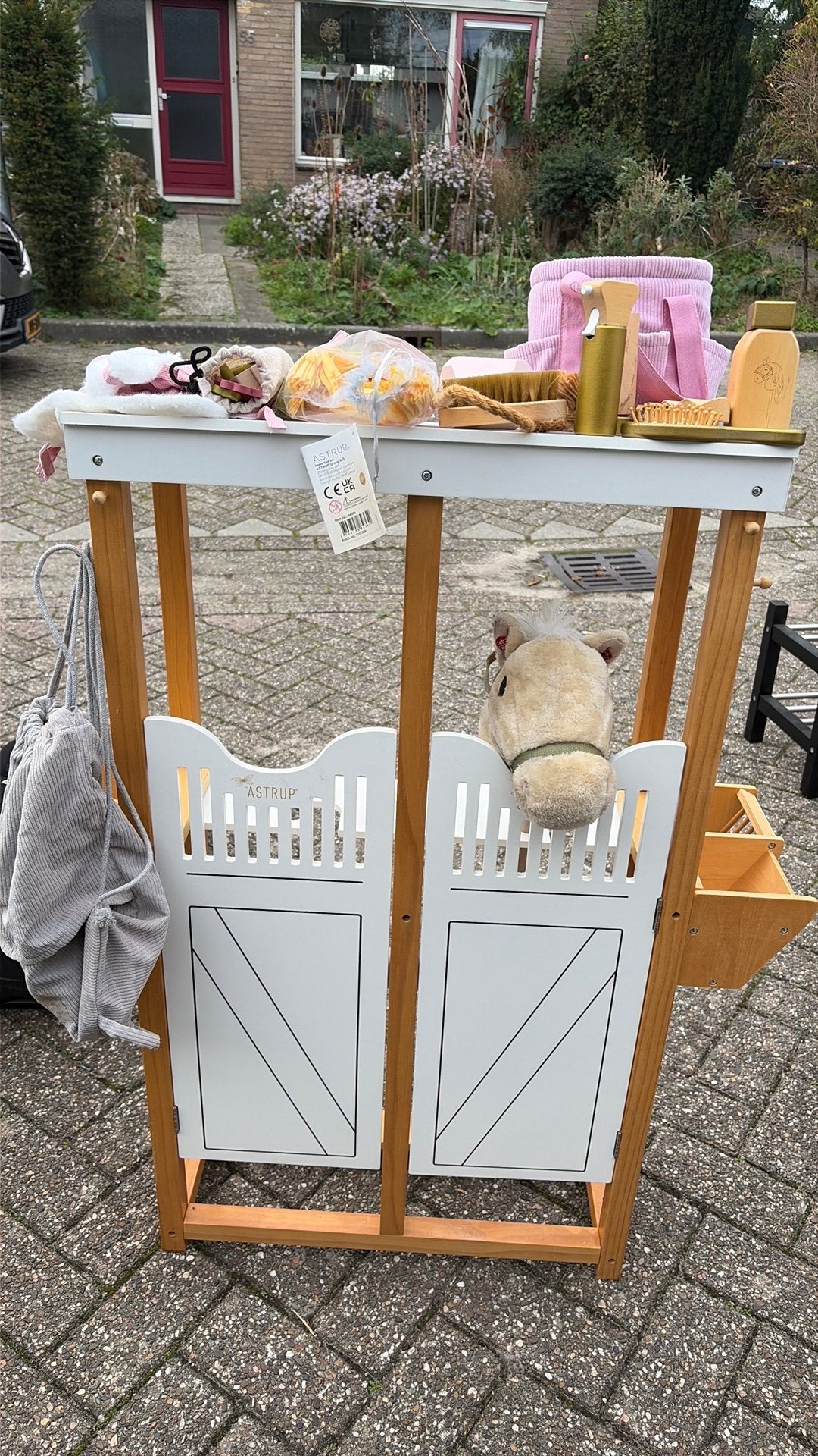 Astrup paarden stal met toebehoren, Ophalen, Zo goed als nieuw