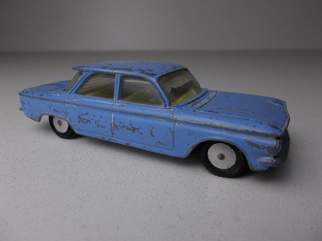 1960 Corgi Toys 229 CHEVROLET CORVAIR (Licht Blauw) -B-., Hobby en Vrije tijd, Modelauto's | 1:43, Ophalen of Verzenden, Gebruikt