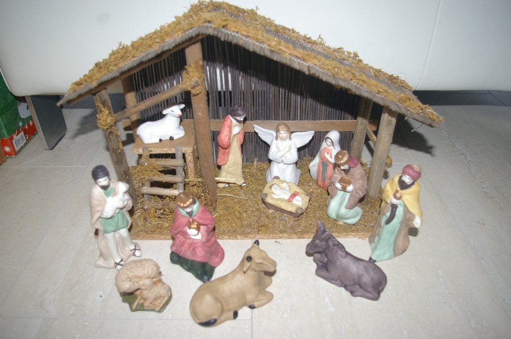 Kerststal van hout met 11 keramiek figuurtjes., Diversen, Ophalen of Verzenden, Gebruikt
