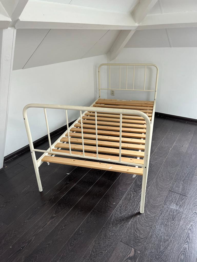 metalen bed met ikea lattenbodem - Ophalen 23 mei, Huis en Inrichting, Slaapkamer | Bedden, Ophalen, Gebruikt, 90 cm, Eenpersoons