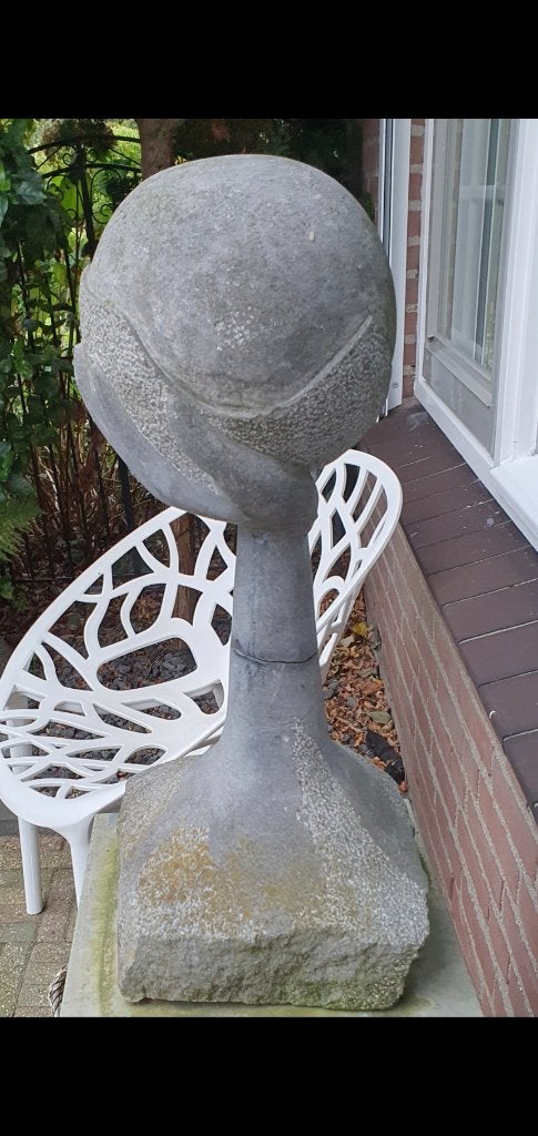 Betonnen beeld hand met bal, Ophalen of Verzenden, Gebruikt, Beton, Mensenbeeld