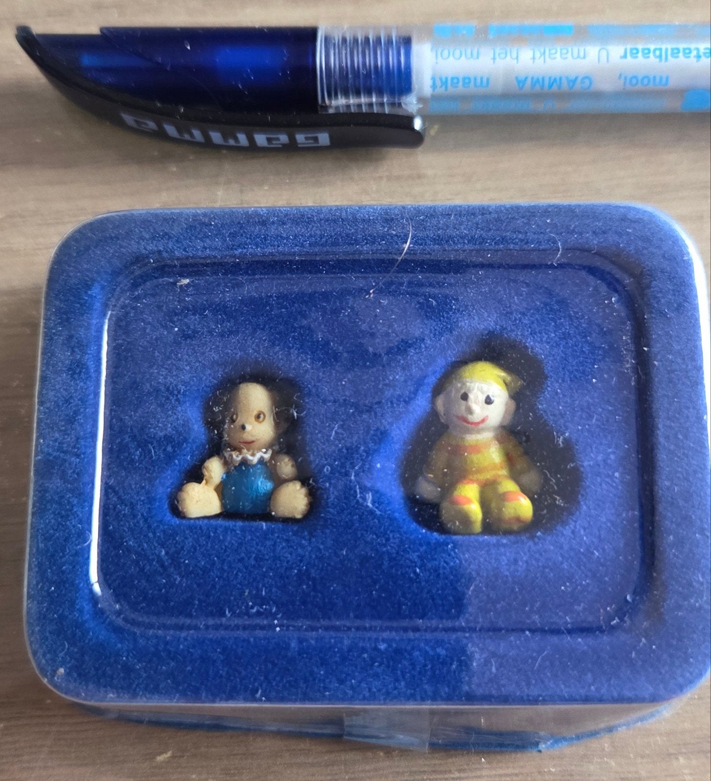 Vintage miniatuur beeldjes in blikje - hondje en jongen, Ophalen of Verzenden, Nieuw
