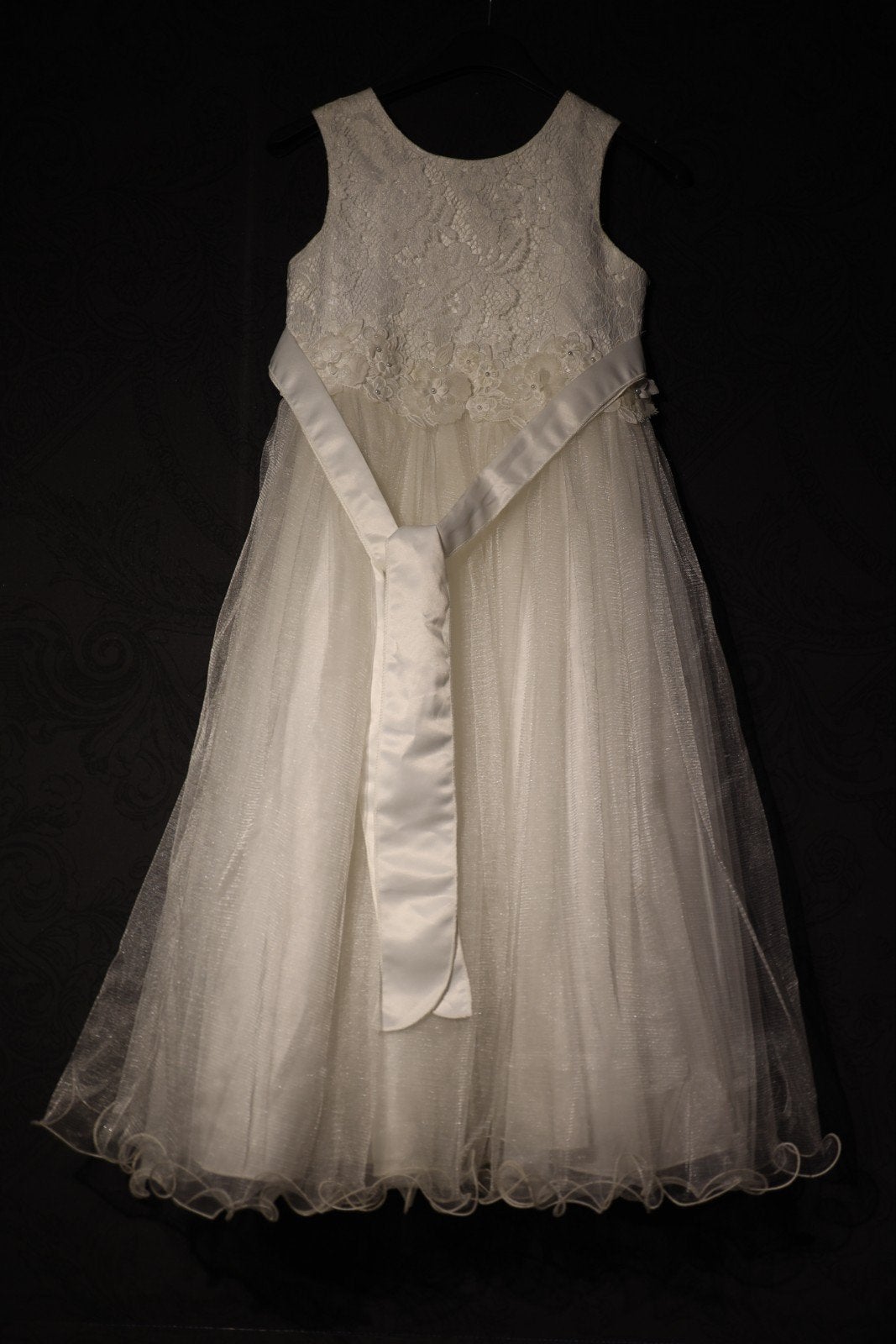 Elegante witte kanten jurk met tule en strik, Kleding | Dames, Jurken, Maat 38/40 (M), Wit, Ophalen of Verzenden, Onder de knie