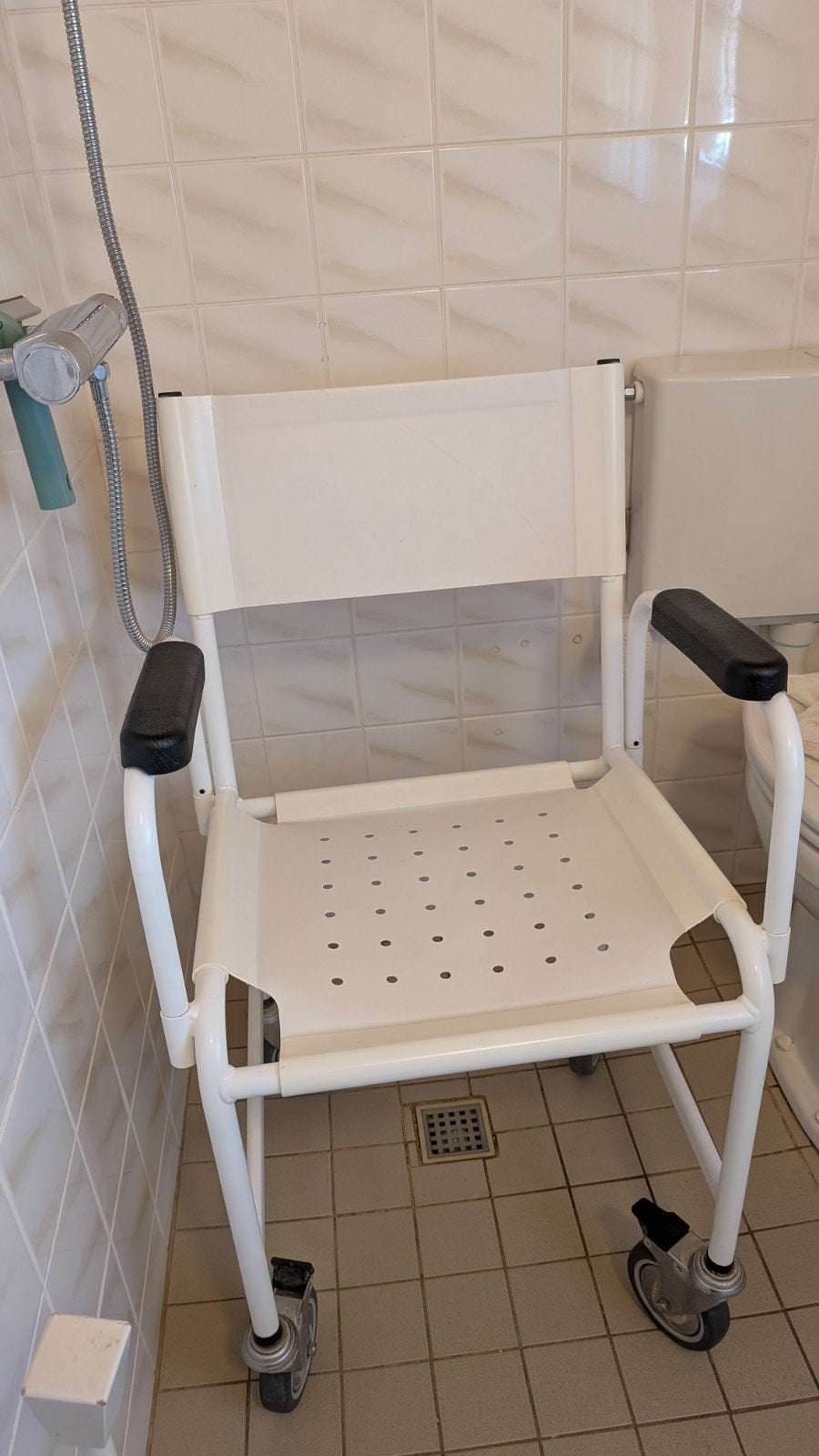 Douche stoel op wielen, Ophalen