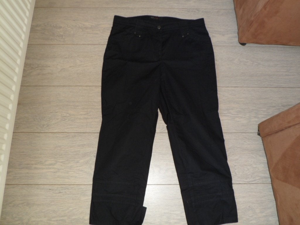 Donkerblauw tegen zwart aan Capri broek maat 40, merk BRAX, Maat 38/40 (M), Zwart, Ophalen of Verzenden, Zo goed als nieuw