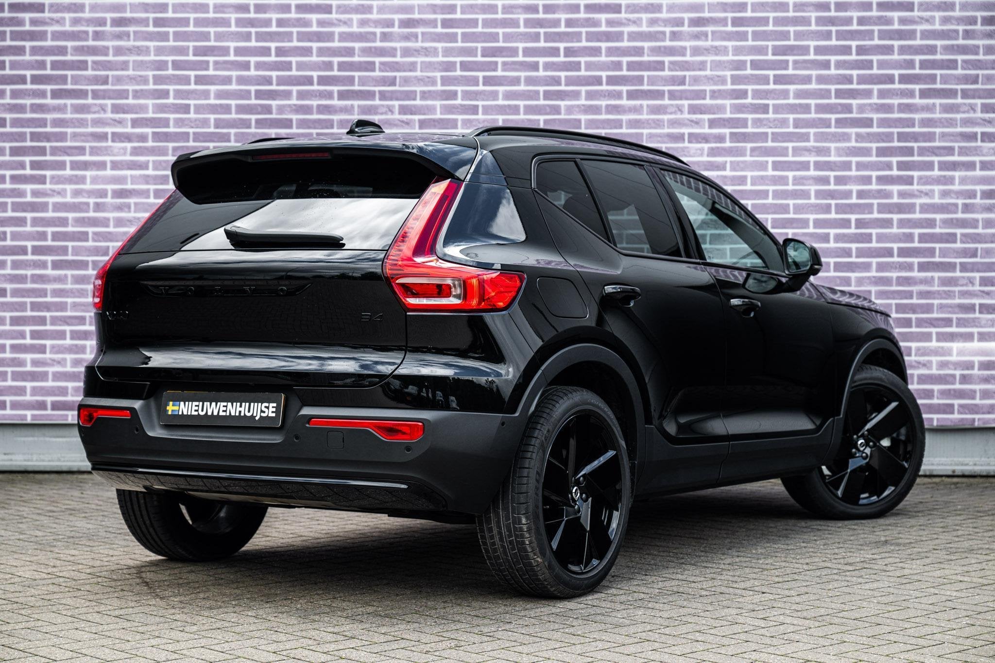 Foto 3 van Volvo XC40 2.0 B4 Plus Black Edition | Trekhaak | Lichtmetal