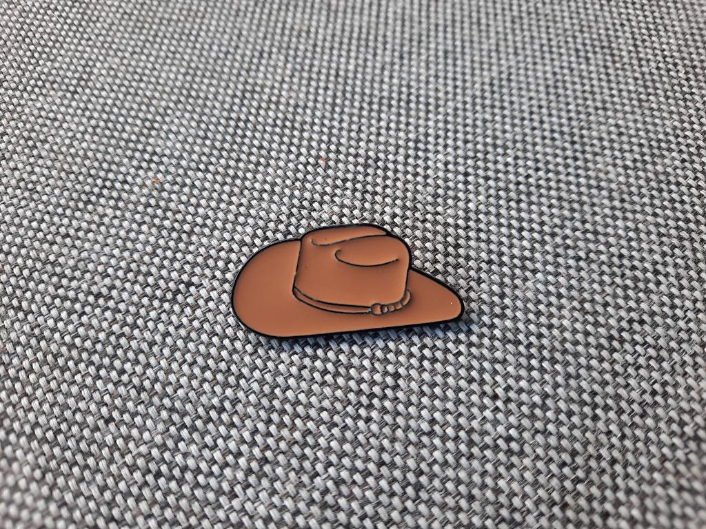 1 mooie pin van een cowboy hoed te koop, Ophalen of Verzenden, Nieuw, Overige onderwerpen, Speldje of Pin