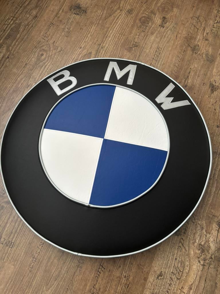BMW wanddecoratie, Ophalen