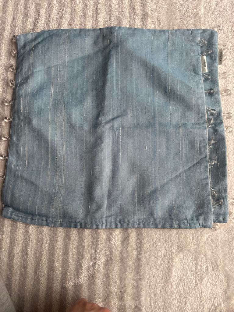 Twee kussenhoezen met kralen, blauw en beige, Ophalen of Verzenden, Gebruikt, Blauw, Vierkant