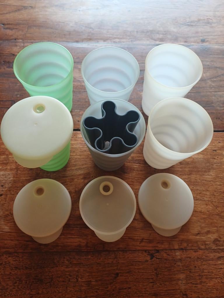 6 plastic tuperware bekers 4 deksels 1tandenborstel/pasta, Huis en Inrichting, Keuken | Servies, Ophalen, Overige materialen, Overige stijlen