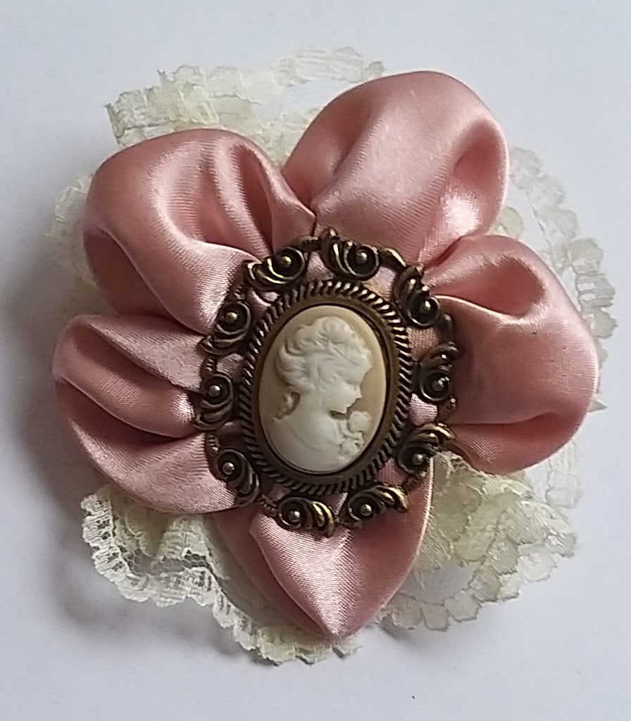 Vintage goudkleurige roze satijnen kant camee broche, Overige materialen, Gebruikt, Ophalen of Verzenden, Roze