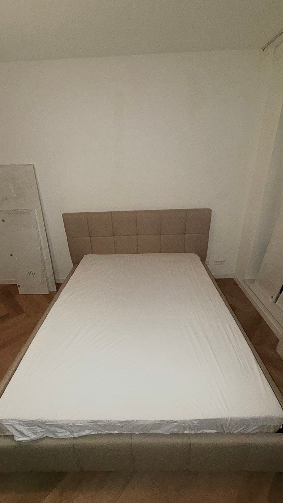 160x200 mattress with new zip bed cover, Ophalen, Beige, Tweepersoons, Zo goed als nieuw