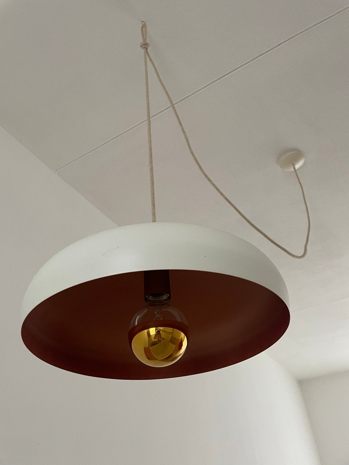 Moderne hanglamp wit met koperkleurige binnenkant, Ophalen of Verzenden, Gebruikt, Metaal, E27 (groot)