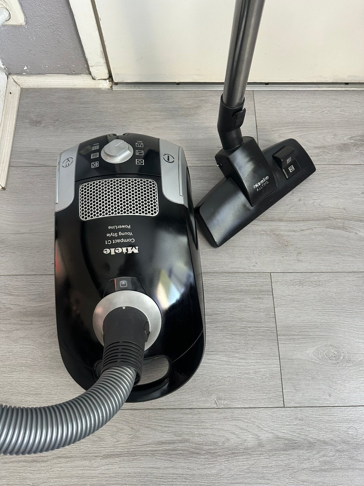 Te koop: Miele stofzuiger Compacte 890w C1, Witgoed en Apparatuur, Stofzuigers, Ophalen of Verzenden, Zo goed als nieuw, 1200 tot 1600 watt