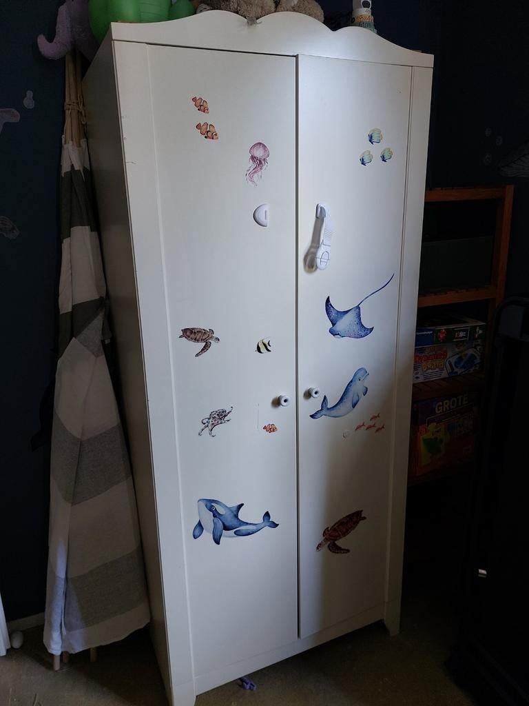 Leuke kinder kledingkast met kleine beschadigingen, Huis en Inrichting, Ophalen