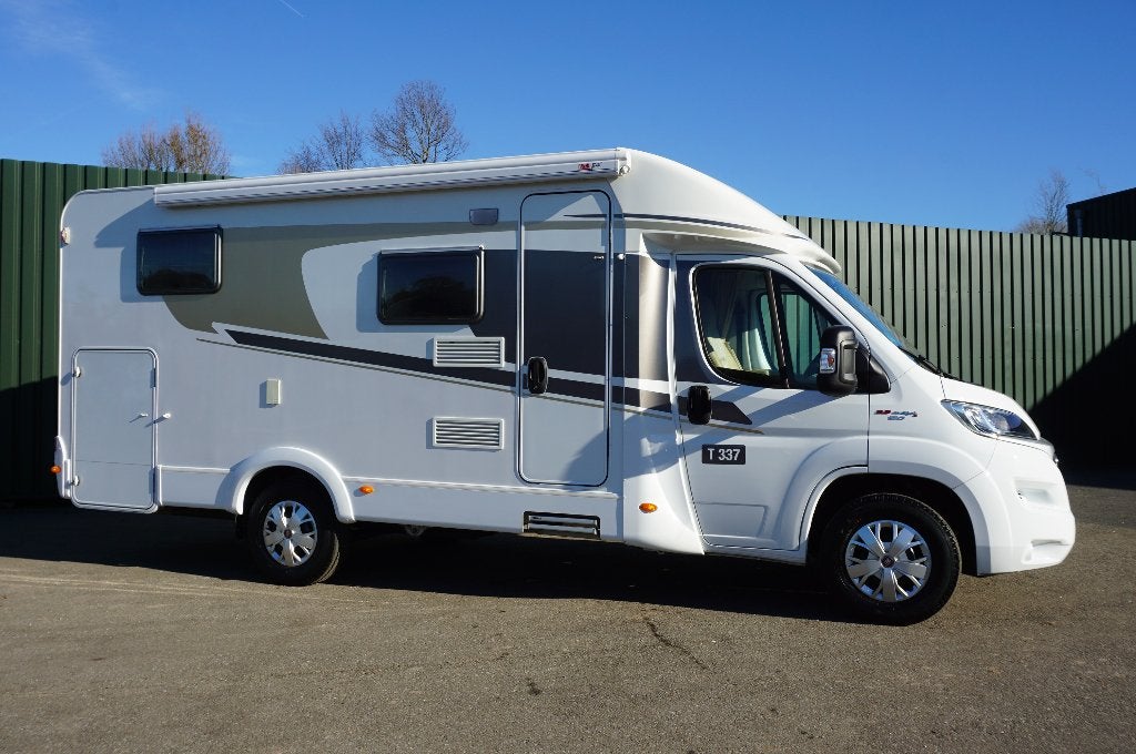 Carado T337 uit 2017 met langsbedden,  91.500 kms, Ringverwarming, Fiat, 6 tot 7 meter, Carado