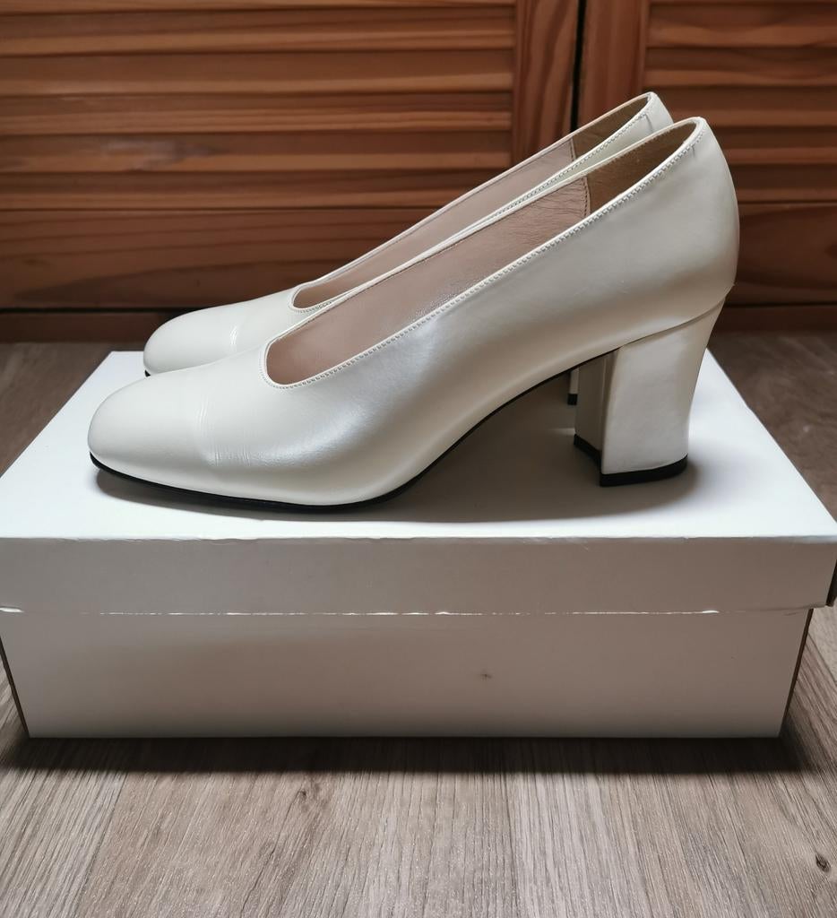 Parelmoerkleurige trouwschoen met stevige hak maat 38,5, Kleding | Dames, Ophalen of Verzenden, Zo goed als nieuw, Zwart, Schoenen