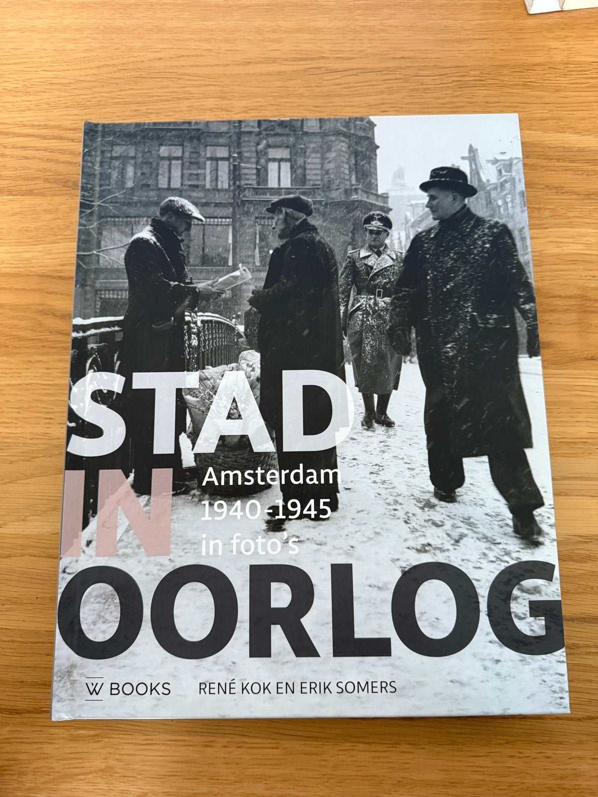 Stad in Oorlog: Amsterdam 1940-1945 in foto's, Ophalen of Verzenden, Tweede Wereldoorlog, Zo goed als nieuw, Overige onderwerpen