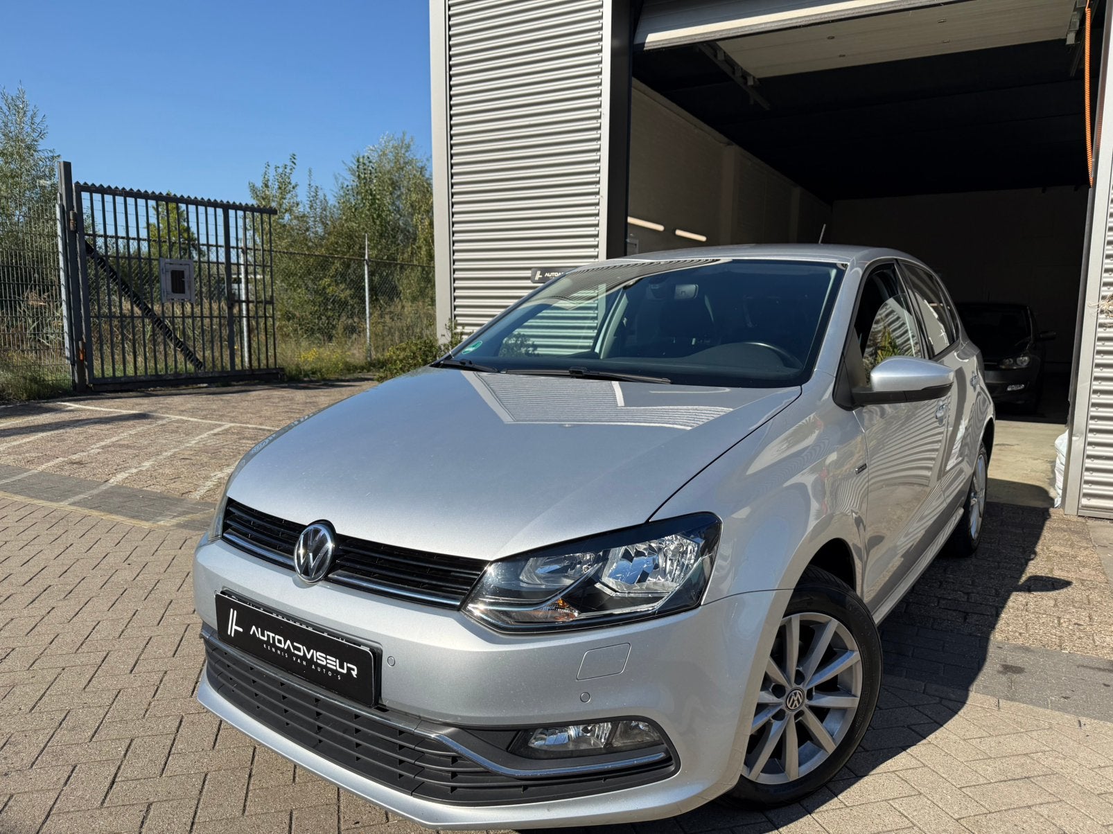 Volkswagen Polo Lounge 1.0 MPI 2015 5D|Navi|Bluet|Pdc|Clima, Auto's, Voorwielaandrijving, Dealer onderhouden, Stof, Verwarmde buitenspiegels