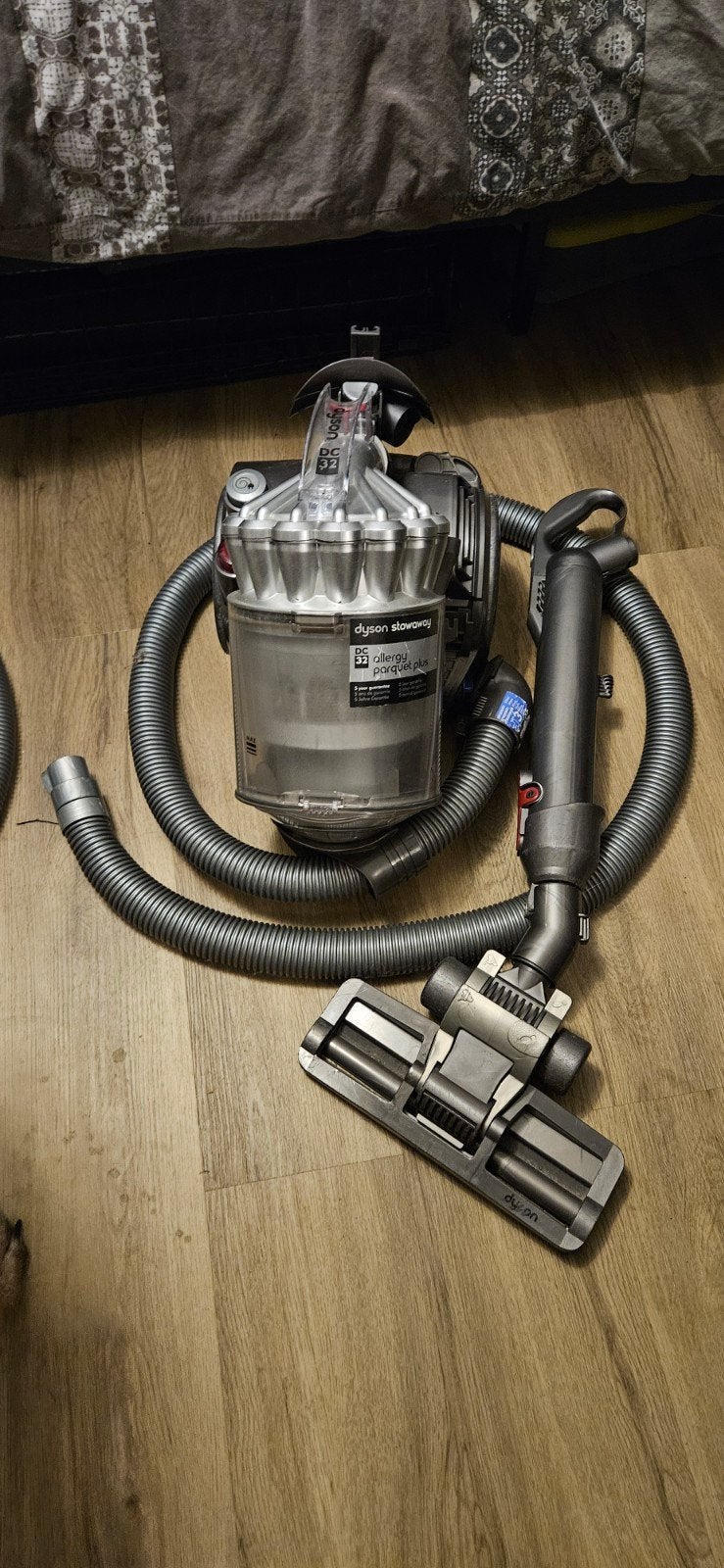 2 defecte Dyson stofzuigers (DC32) voor onderdelen, Ophalen of Verzenden, Dyson, Niet werkend, Sledestofzuiger