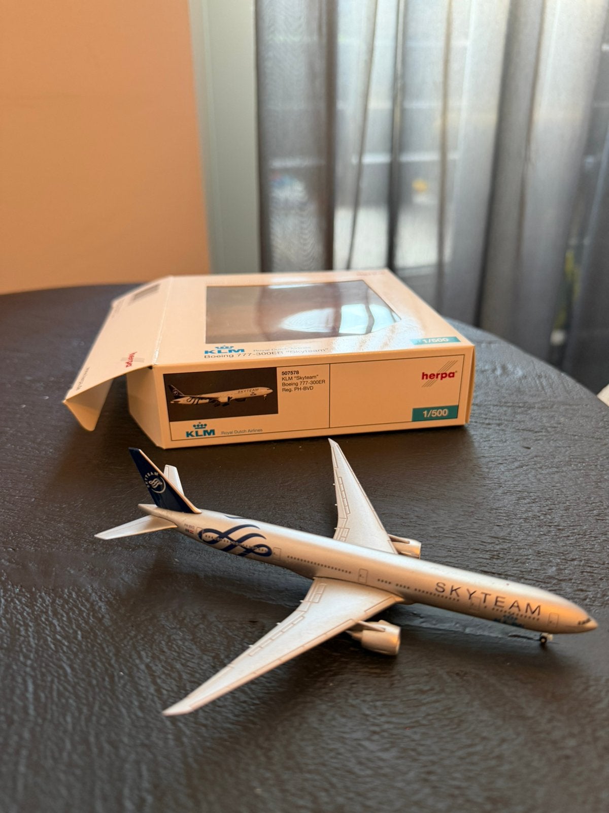 Herpa Wings 1:500 KLM Boeing 777-300ER "SkyTeam" (PH-BVD), Ophalen of Verzenden, Schaalmodel