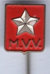MVV M.V.V. rood op koper voetbal speldje ( Z_037), Ophalen of Verzenden, Zo goed als nieuw, Sport, Speldje of Pin