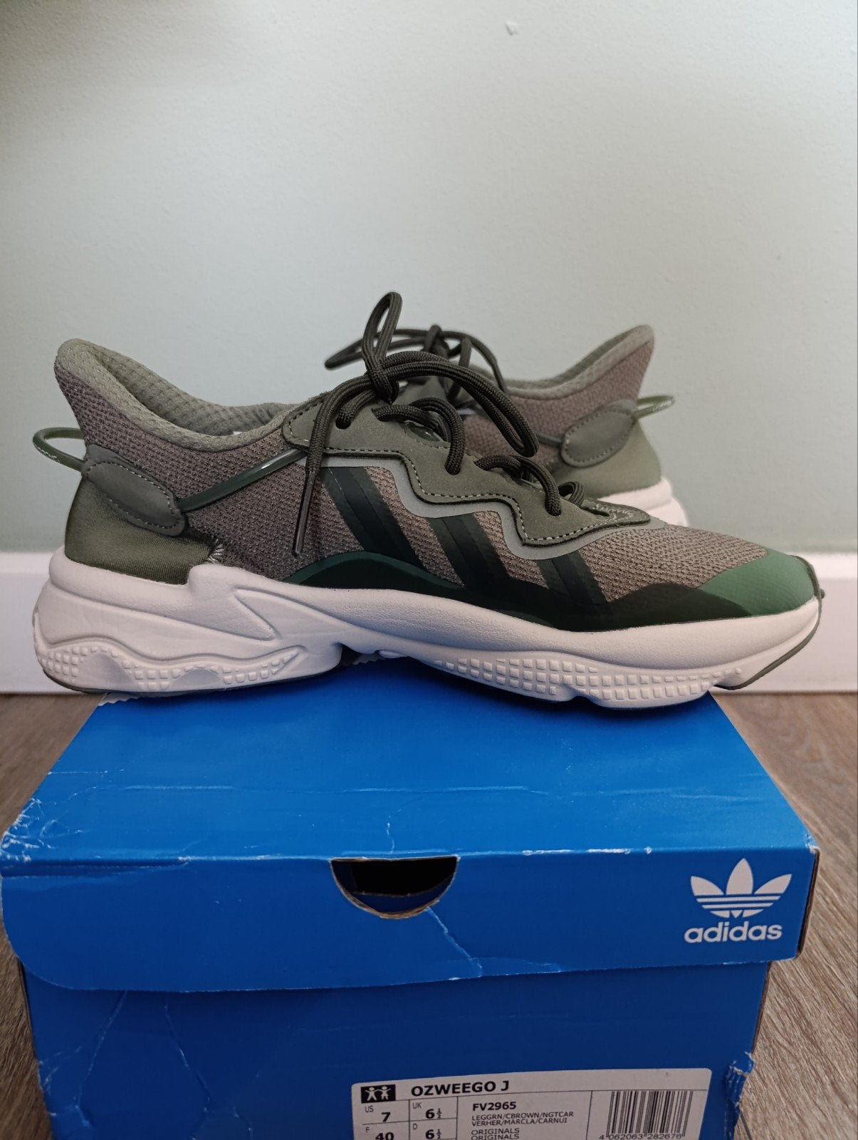 Adidas Ozweego sport sneakers schoenen groen khaki maat 40, Adidas, Nieuw, Ophalen of Verzenden, Sneakers of Gympen