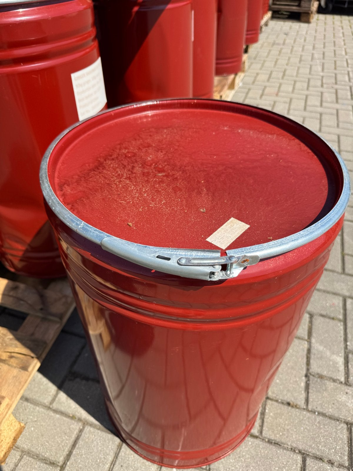 Rood metalen vat met deksel en klemband, Ophalen, Gebruikt, 50 tot 100 cm, 50 tot 75 cm