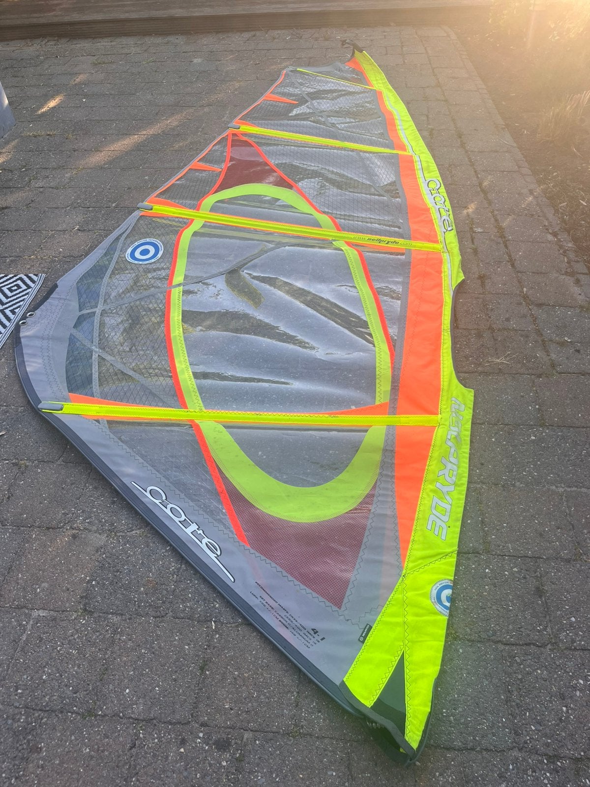 Surfzeil nielpryde 4.1 m2, Watersport en Boten, Windsurfen, Ophalen of Verzenden, Zo goed als nieuw, Zeil
