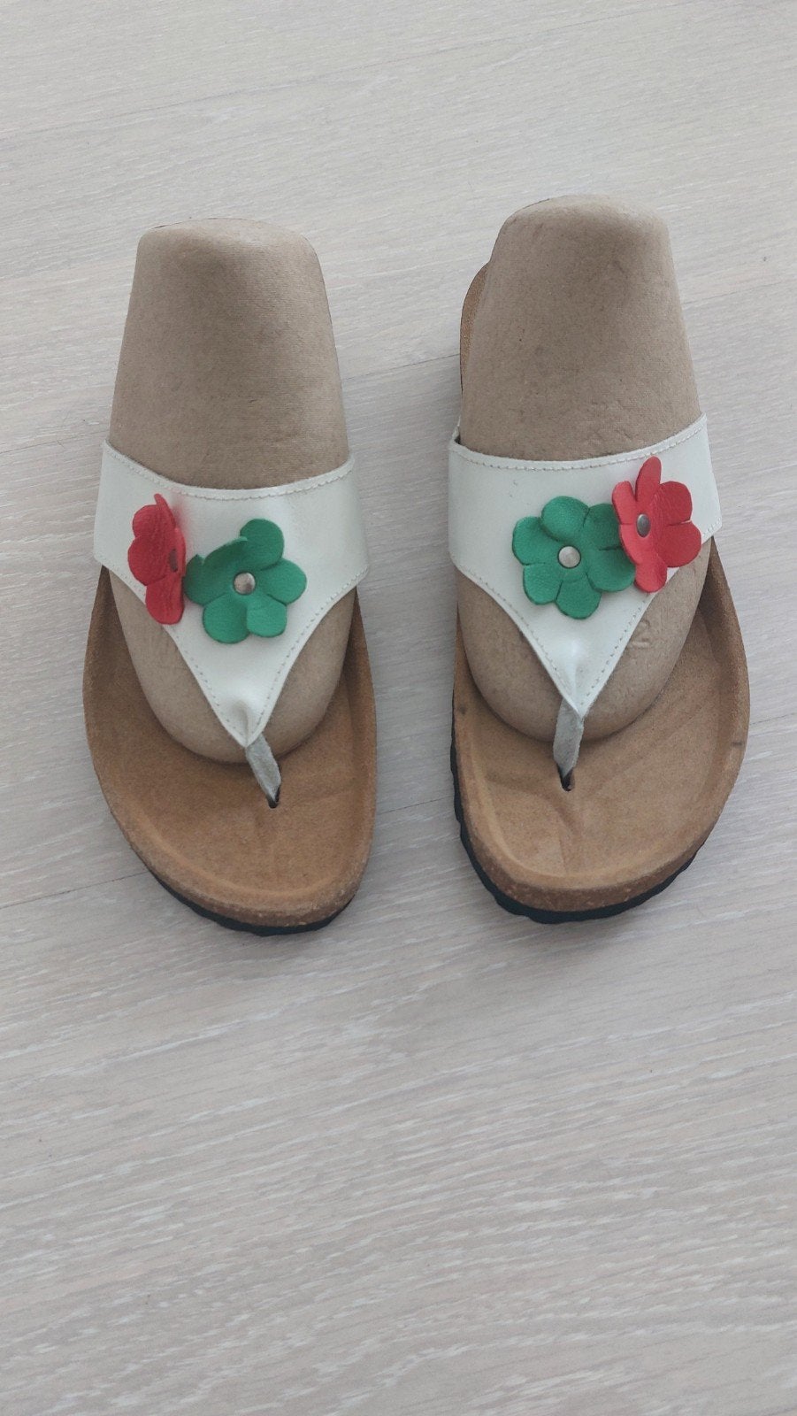 Nieuwe wit leren slippers met bloem, Slippers, Wit, Nieuw, Ophalen of Verzenden