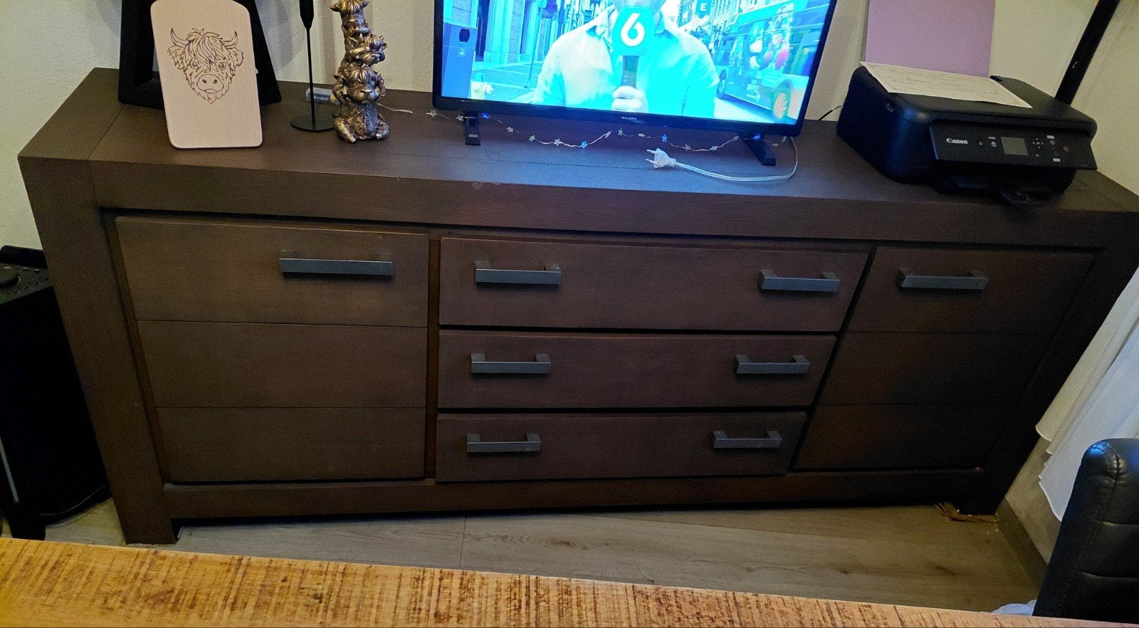 Donker bruin dressoir met metalen handgrepen, Huis en Inrichting, Ophalen, Gebruikt, Modern industriël, 200 cm of meer