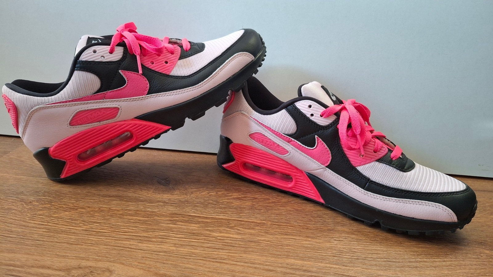Nike Air Max 90 Roze/Zwart - Maat 44.5, Kleding | Heren, Ophalen of Verzenden, Nieuw