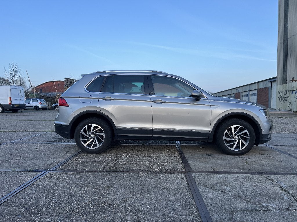 Volkswagen Tiguan 2.0 TDI 150pk 4Motion DSG 2017 Grijs, 4 cilinders, 2500 kg, Vierwielaandrijving, Particulier