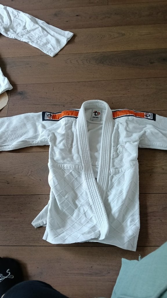 Te koop judo jas maat 120, Kinderen en Baby's, Kinderkleding | Maat 122, Ophalen, Nieuw, Jongen of Meisje, Jas