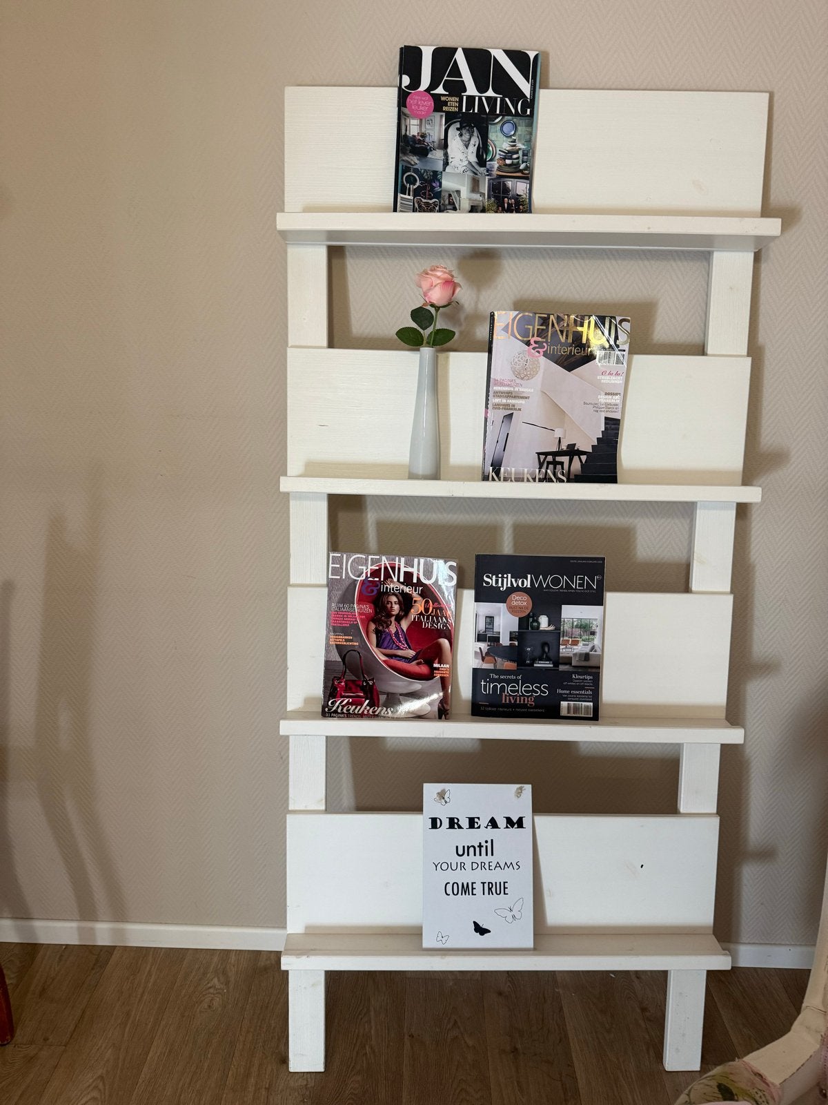 Mooi wit tijdschriftenrek / showrek, Ophalen, Gebruikt, Wit, Hout
