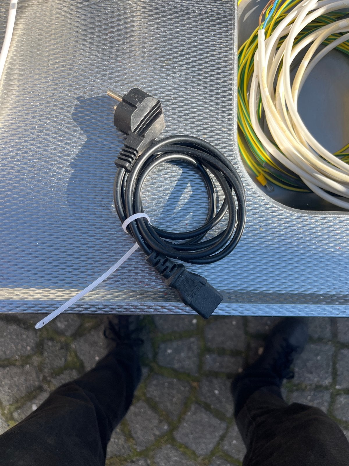 Nieuw netsnoer met C13 connector en Schuko stekker, Ophalen of Verzenden, Nieuw, Overige merken, Kabel of Snoer