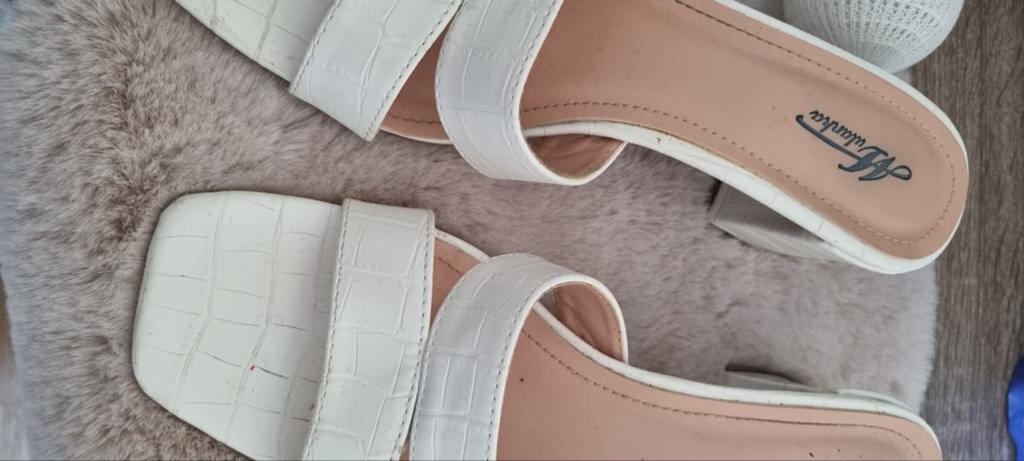Witte slippers met krokodillenprint maat 40, Slippers, Wit, Mullanka, Ophalen of Verzenden