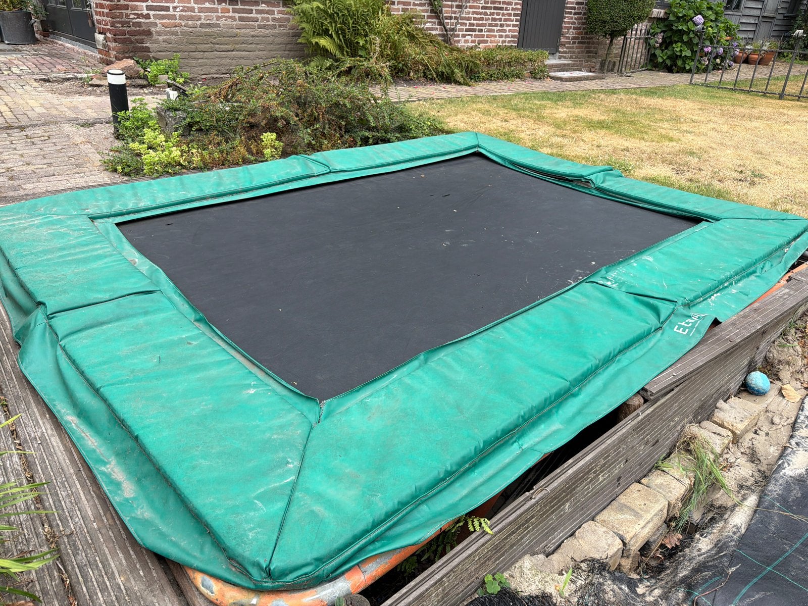 GRATIS: Inbouw trampoline met groen randkussen, Ophalen, Gebruikt