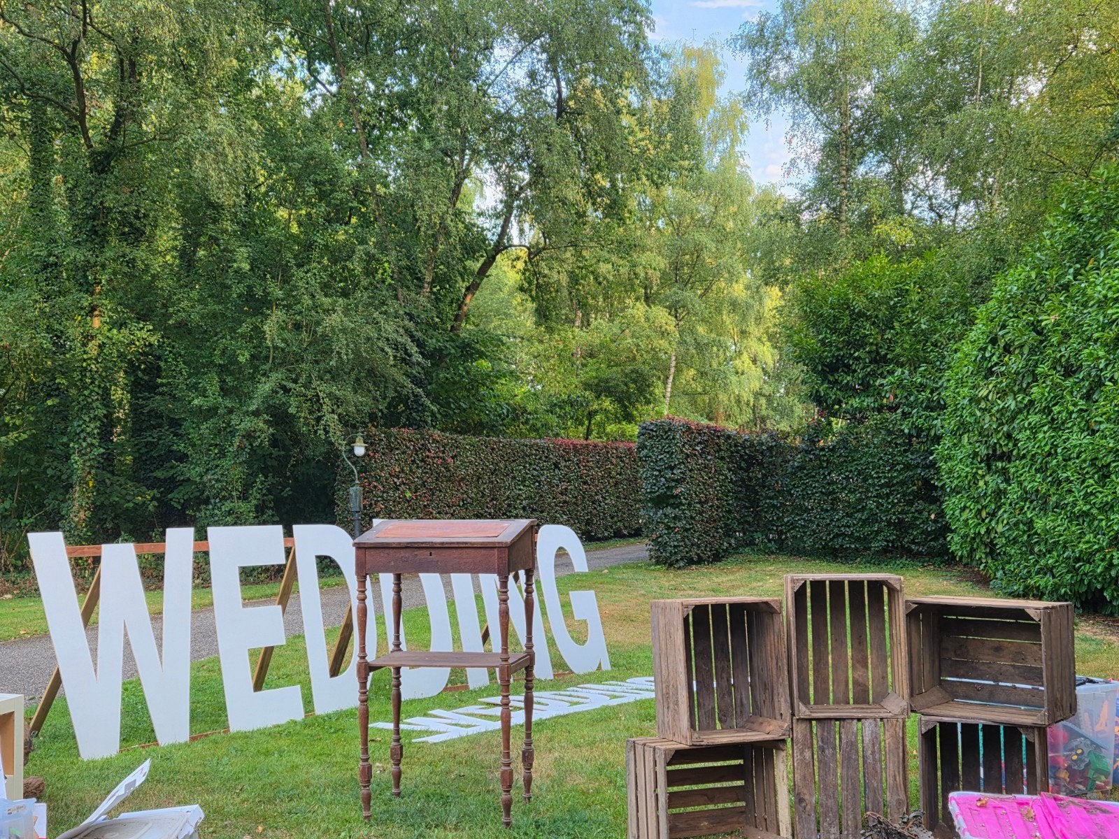 Bruiloftdecoratie LOVE/WEDDING letters, tafeltje & kratjes, Ophalen